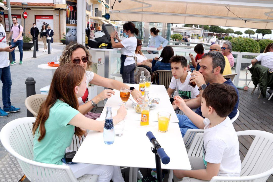 Una familia toma el vermú en una terraza de Cambrils. 