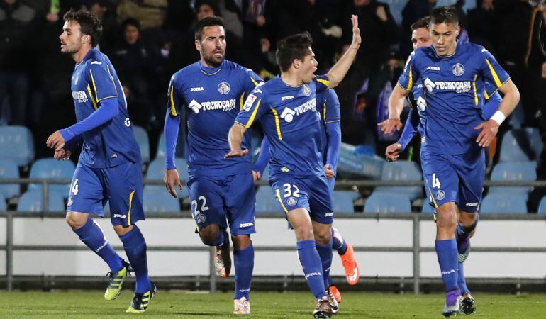 El defensa uruguayo del Getafe CF Emiliano Velázquez celebra su último gol