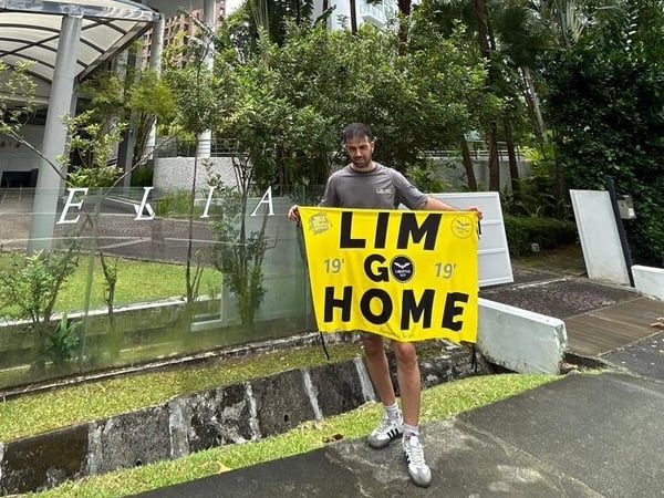 Aficionado del Valencia con una pancarta que pone &quot;Lim go home&quot;