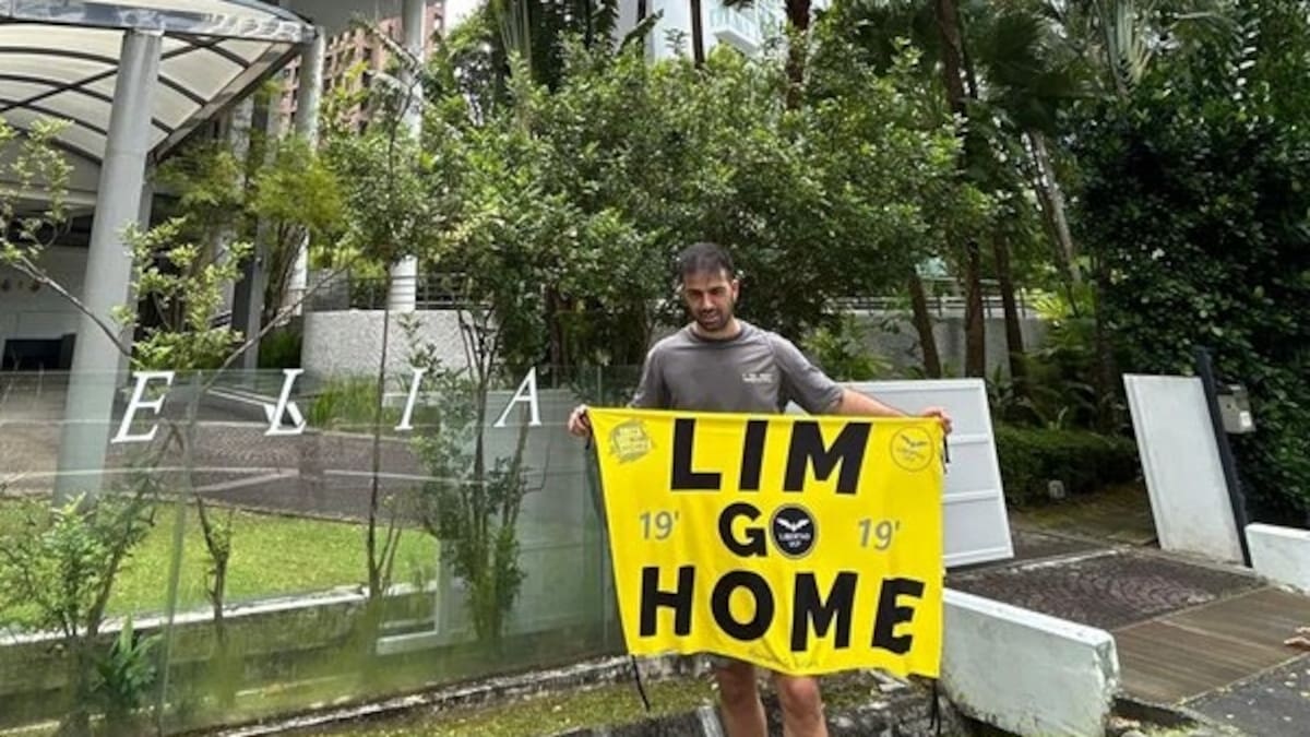 Dos aficionados del Valencia retenidos en Singapur por una pancarta: "Lim go home"