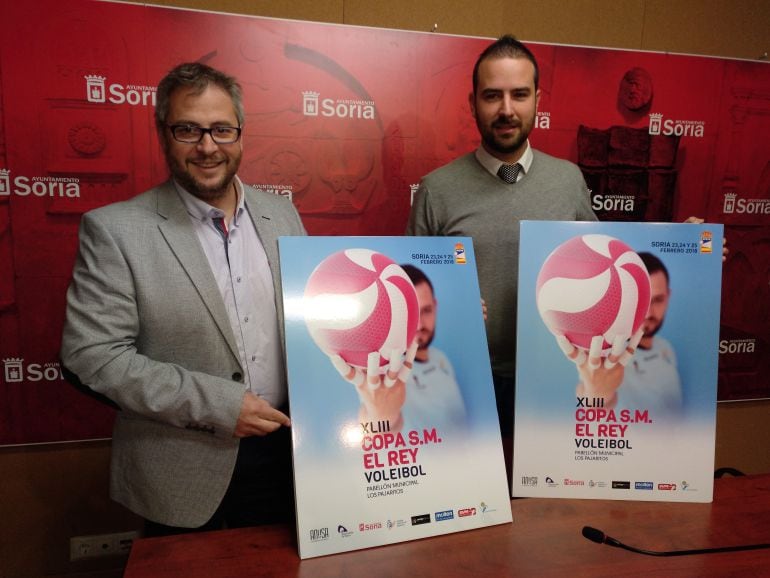 Alfredo Cabrerizo, presidente del Río Duero Soria, y Ángel Hernández, concejal de Deportes, con el cartel de la Copa del Rey.