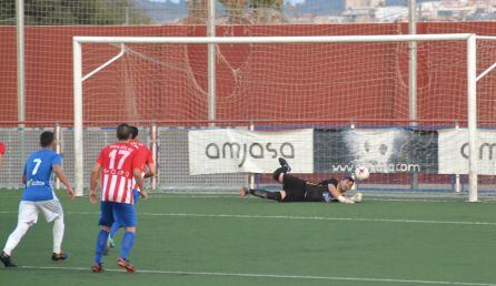 Edu, portero del CD Jávea, parando un penalty.
