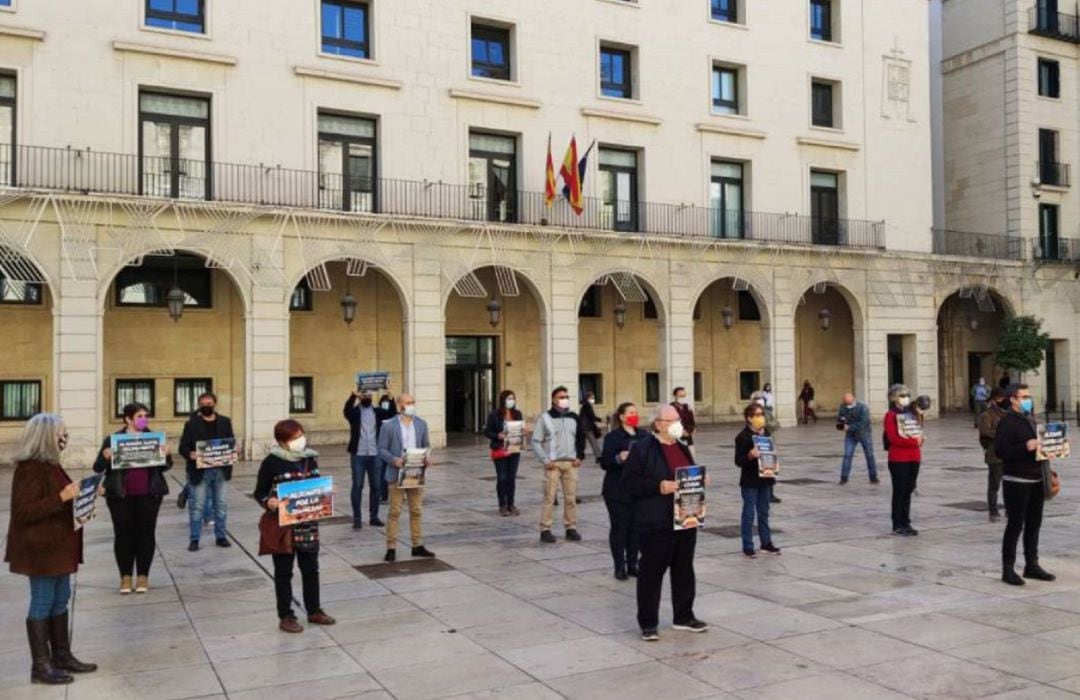 Protestas de entidades sociales frente al Ayuntamiento de Alicante en contra de esta nueva ordenanza. 