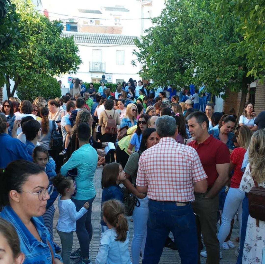 Los padres de los alumnos del colegio Francisco García Amo de Nueva Carteya se agolpan a las puertas del centro para protestar por el ratio de alumnos por aula.