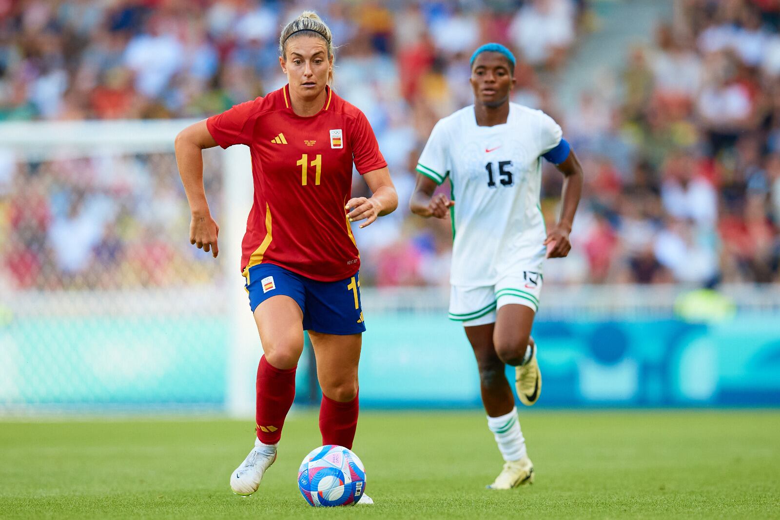 Alexia Putellas controla el balón durante el partido ante Nigeria