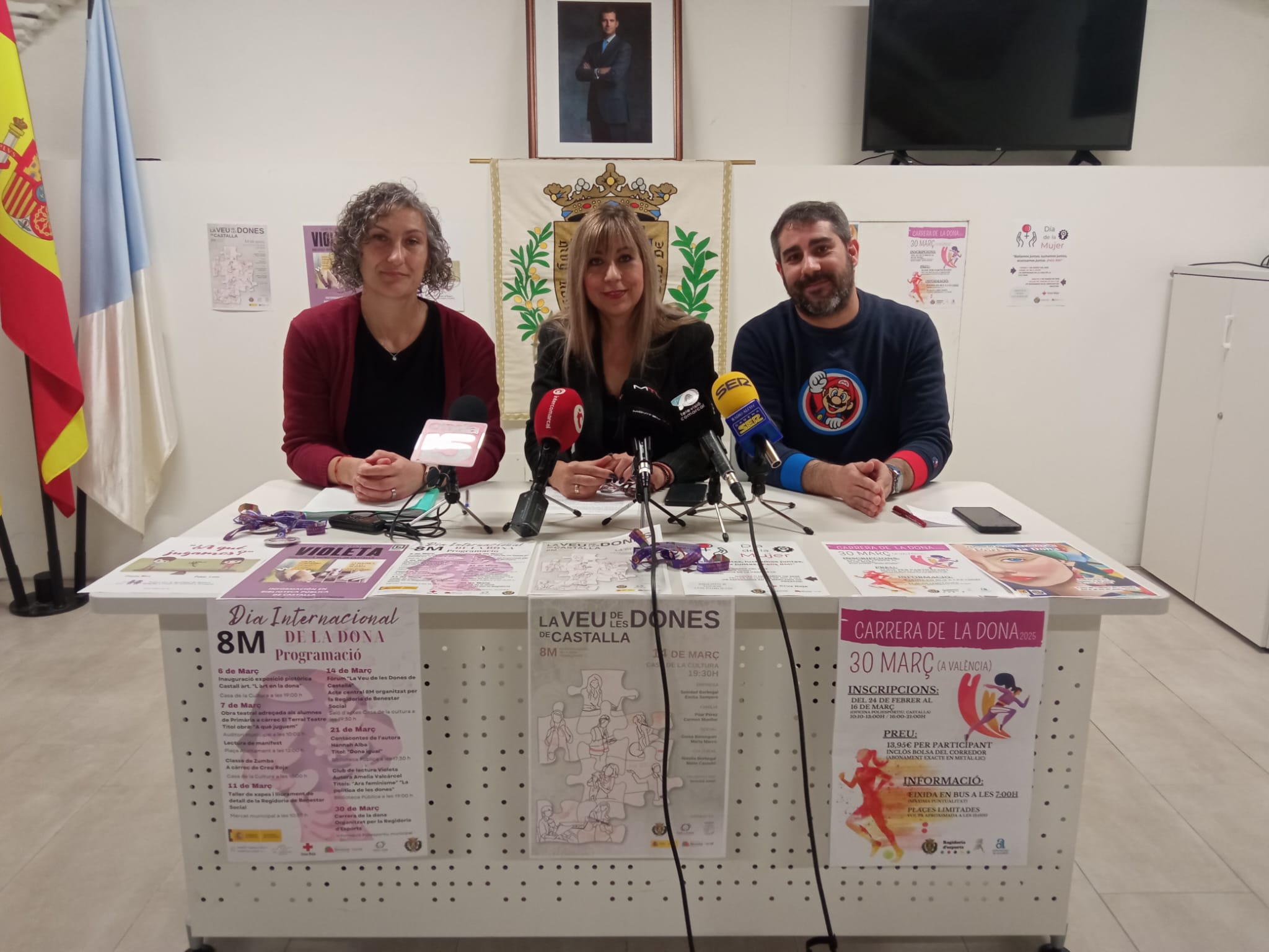 Mónica Martínez, técnica Servicios Sociales; Magda Berenguer, edil de Servicios Sociales, y David Navarro, técnico de Deportes presentando la programación del 8M de Castalla.