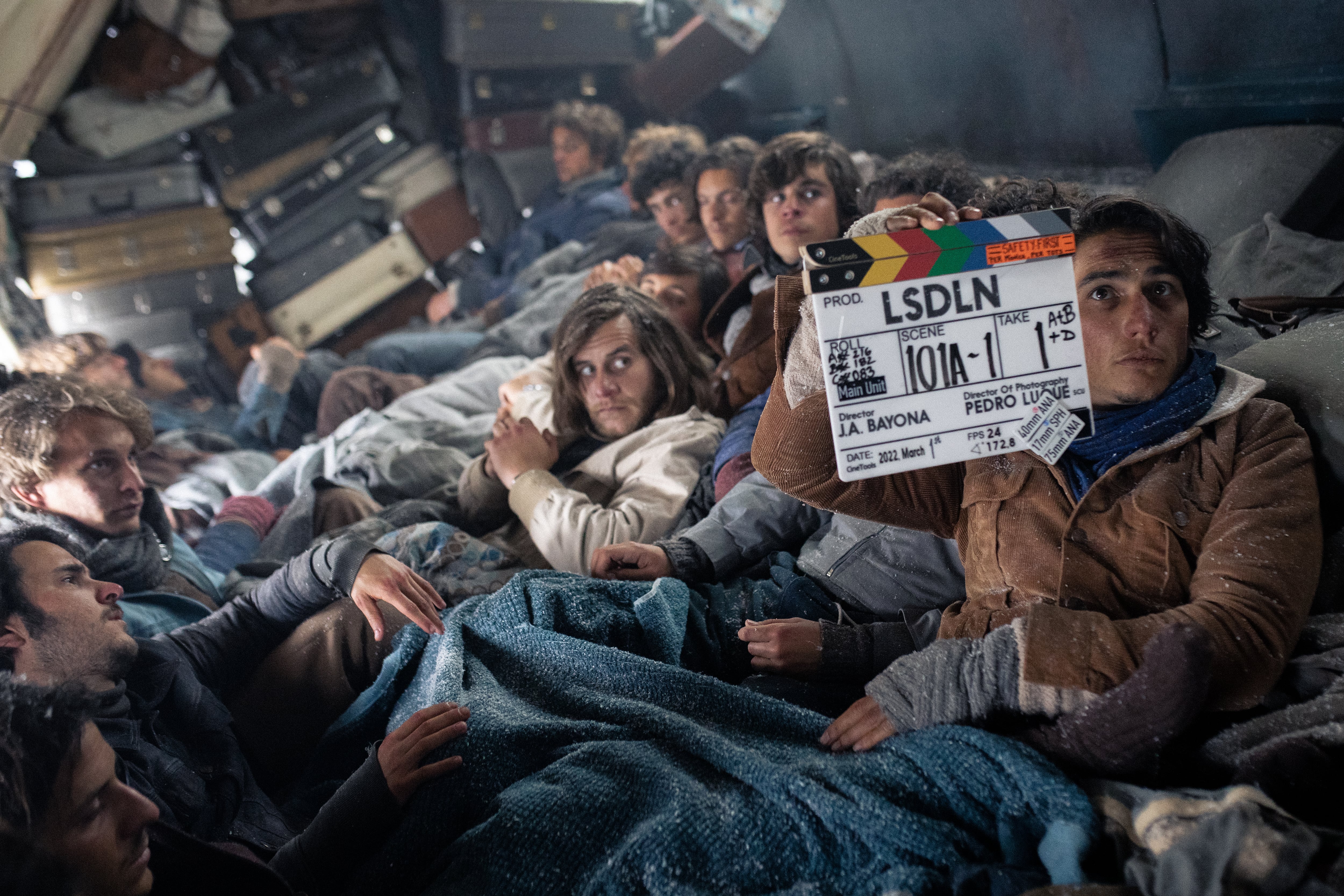 Los actores de &#039;La sociedad de la nieve&#039; durante un momento del rodaje de la película de J. A. Bayona