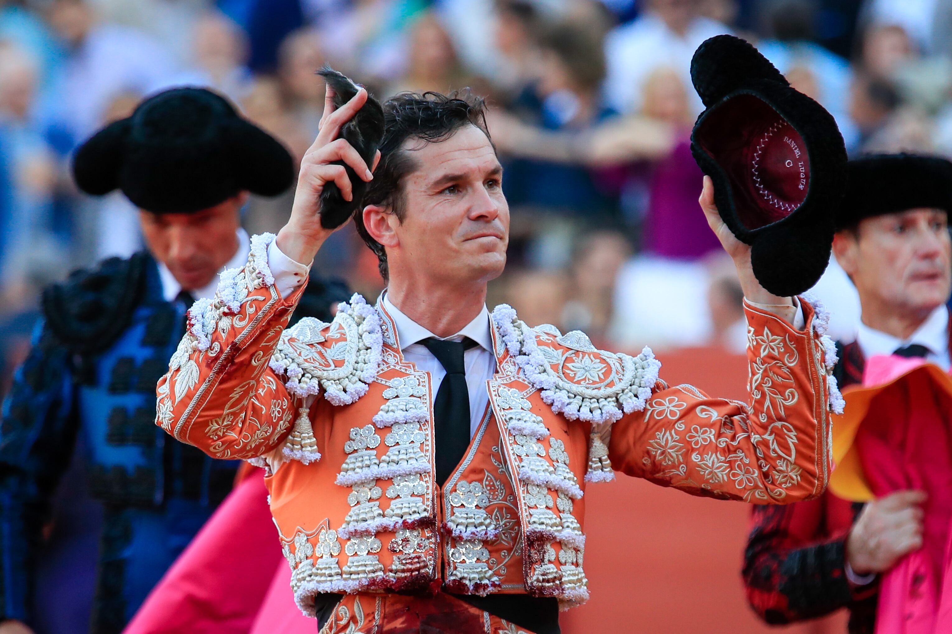 SEVILLA, 30/04/2023.- El diestro Daniel Luque da la vuelta al ruedo tras cortar una oreja a su segundo toro, en la decimocuarta corrida de abono de la Feria de Abril esta tarde en la Real Maestranza de Sevilla. EFE/ Julio Muñoz
