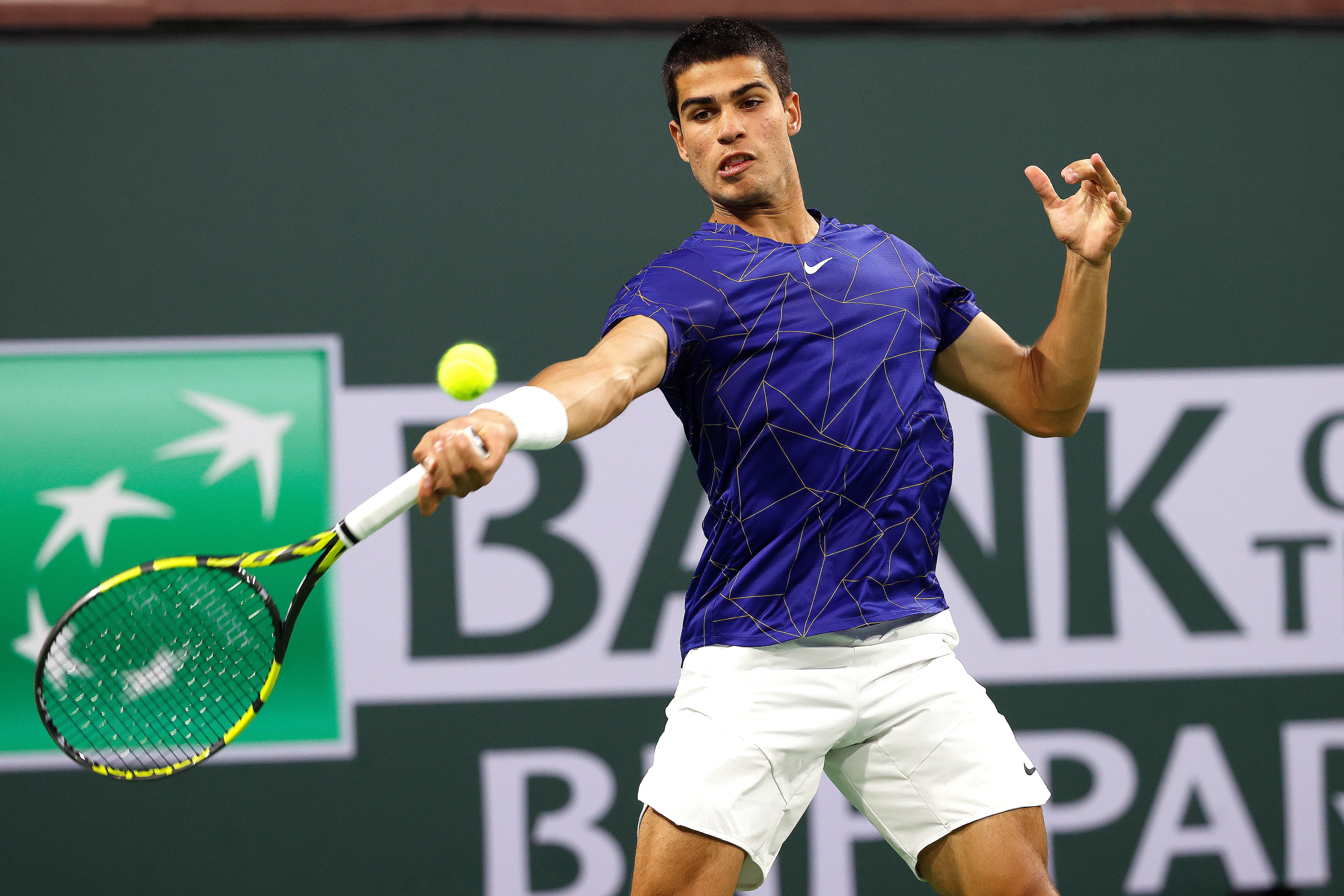 Carlos Alcaraz durante su partido contra Gael Monfils en Indian Wells