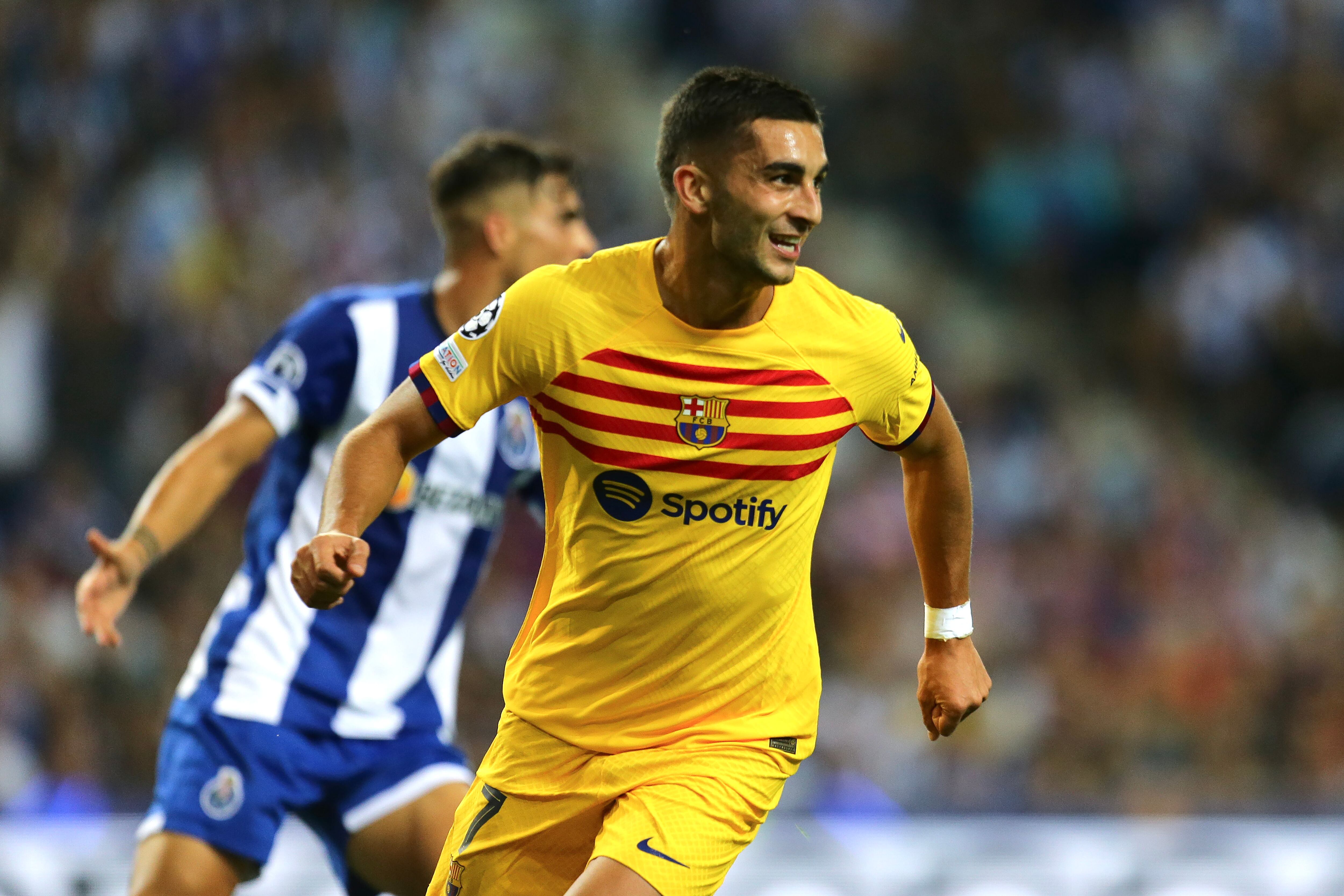 Porto (Portugal), 04/10/2023.- FC Barcelona's Ferran Torres celebrates after scoring the 0-1 goal during the UEFA Champions League group H match between FC Porto and FC Barcelona, in Porto, Portugal, 04 October 2023. (Liga de Campeones) EFE/EPA/MANUEL FERNANDO ARAUJO