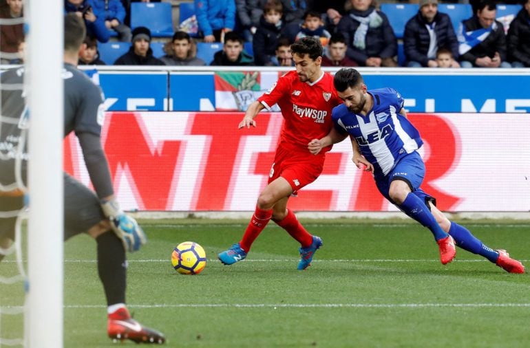 El centrocampista del Sevilla Jesús Navas pelea un balón con el defensa del Alavés Rubén Duarte.