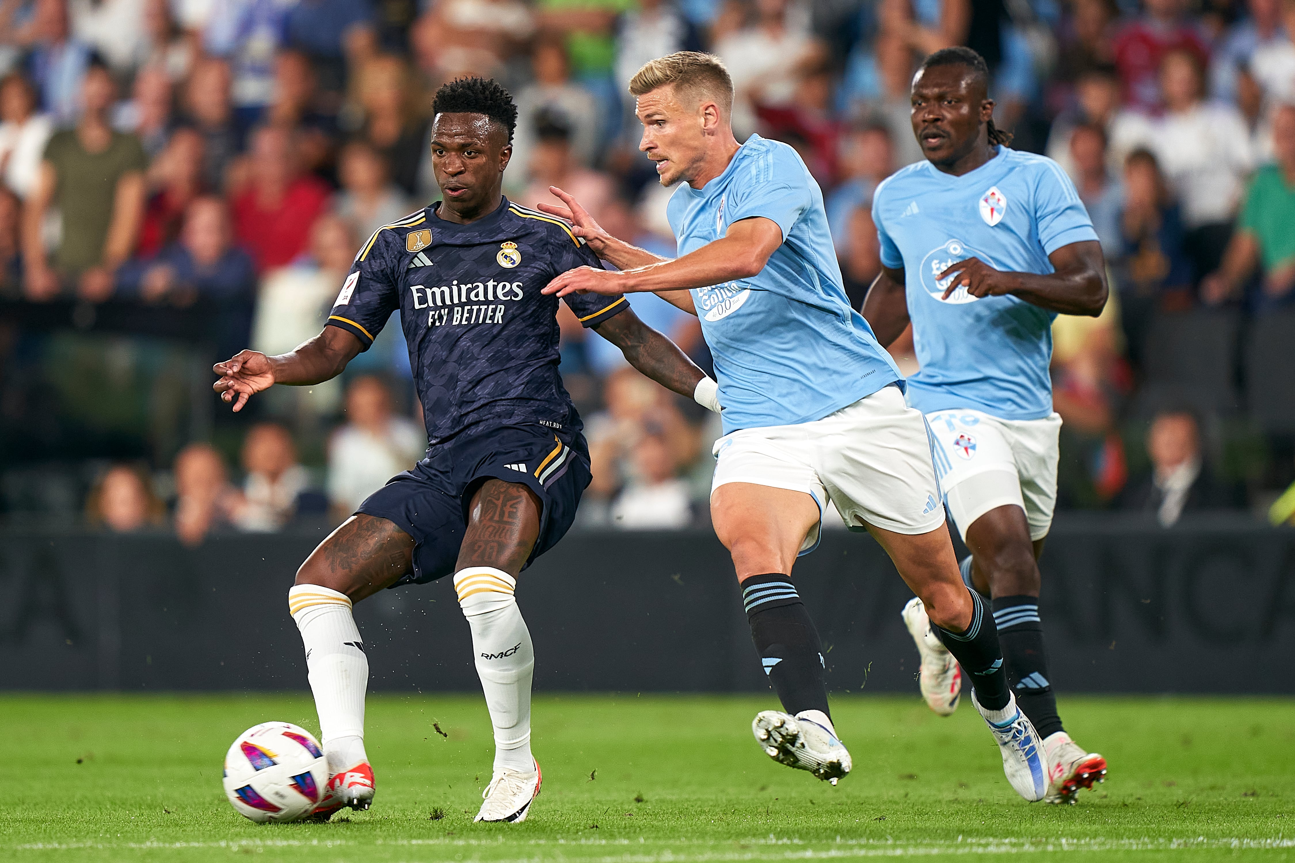 Vinicius y Carl Starfelt disputan el balón durante el Celta de Vigo - Real Madrid