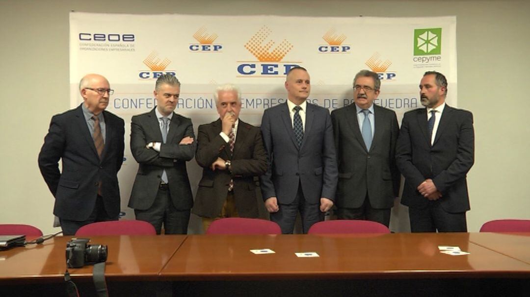 Jorge Cebreiros, en el centro, tras ser reelegido presidente de los empresarios de Pontevedra por la mesa electoral.