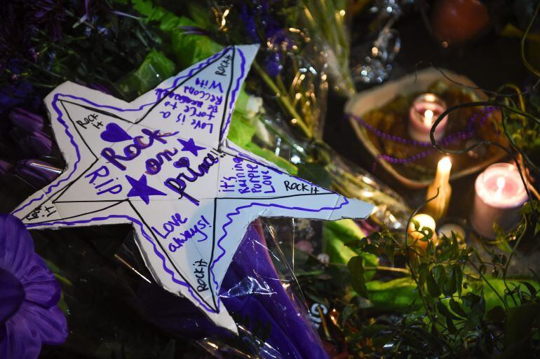 Flores, mensajes y velas en honor al fallecido músico Prince han sido colocados a las puertas del club nocturno &quot;First Avenue&quot; que aparece en la película Purple Rain en Mineápolis, Minnesota (Estados Unidos) ayer, 21 de abril de 2016.