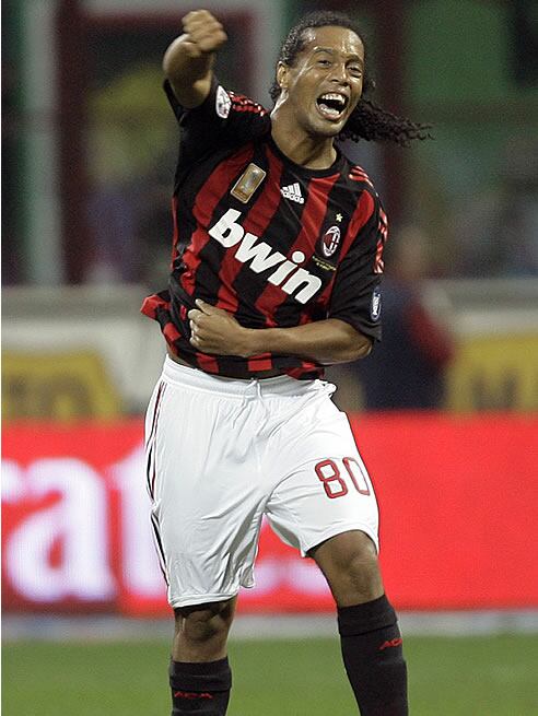 Ronaldinho, autor del único gol del derbi de Milan