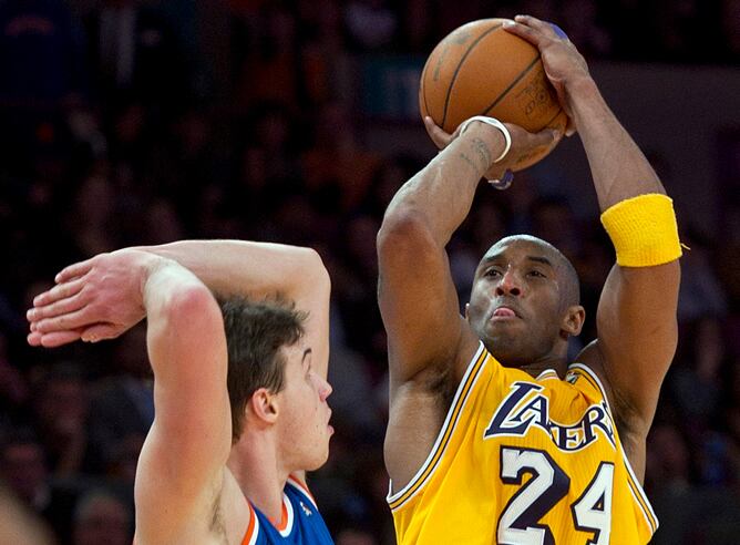 Kobe Bryant tira un triple frente a Danilo Gallinari de los New York Knicks