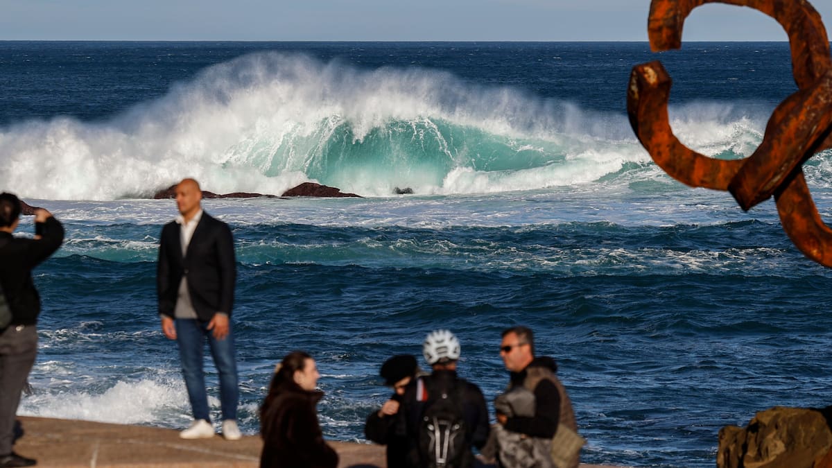 Nieve en el interior y fuerte oleaje en la costa ponen en aviso ...