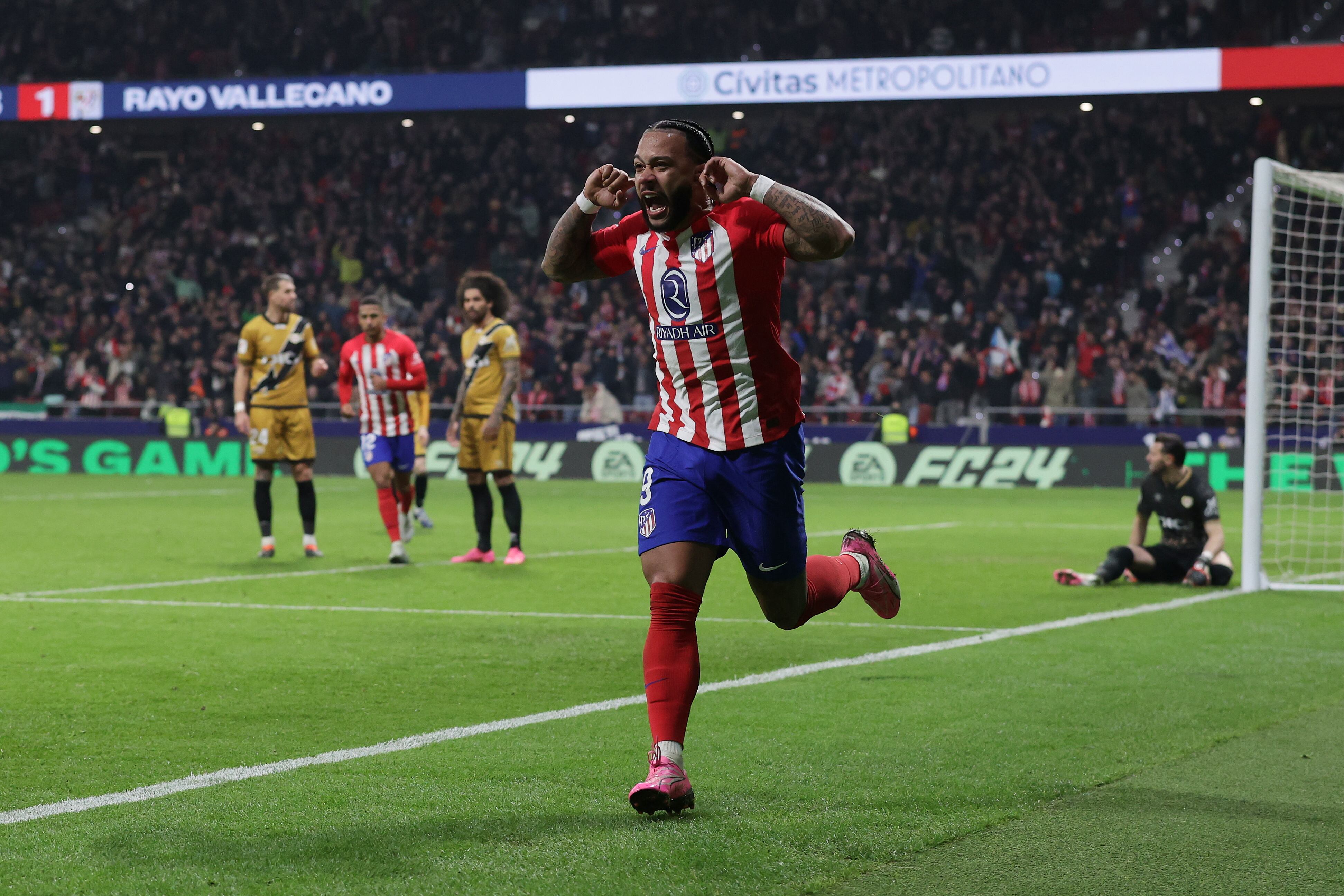 Memphis Depay celebra su séptimo gol de la temporada para poner por delante al Atlético ante el Rayo Vallecano.