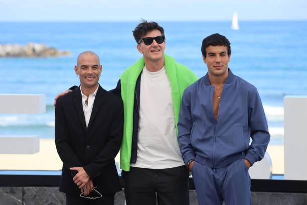 Gervasio Deffer (IZQ), junto a Roger Gual y Oscar Casas en la presentación de &quot;El Gran Salto&quot; en el Festival de San Sebastián