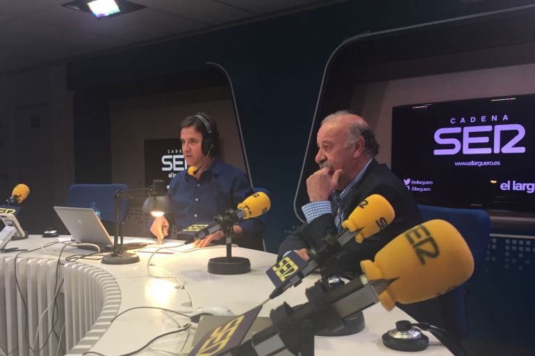 El técnico, Vicente del Bosque, durante su entrevista en &#039;El Larguero&#039; con José Ramón de la Morena.