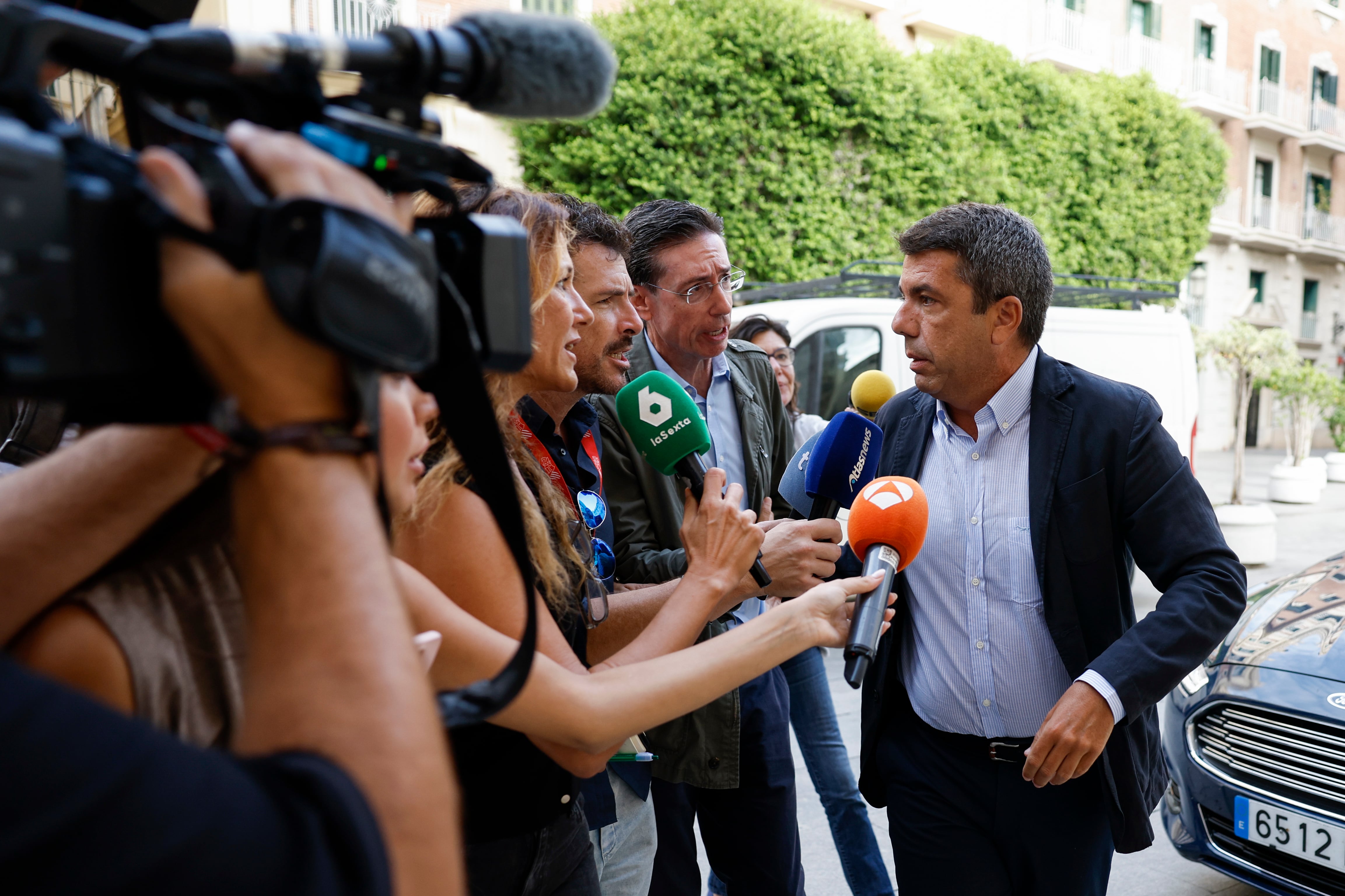GRAFCVA9112. VALENCIA, 08/09/2025.- El president de la Generalitat, Carlos Mazón, a su llegada al Palau de la Generalitat este lunes donde se reúne con el conseller de Emergencias e Interior, Juan Carlos Valderrama. EFE/Biel Aliño
