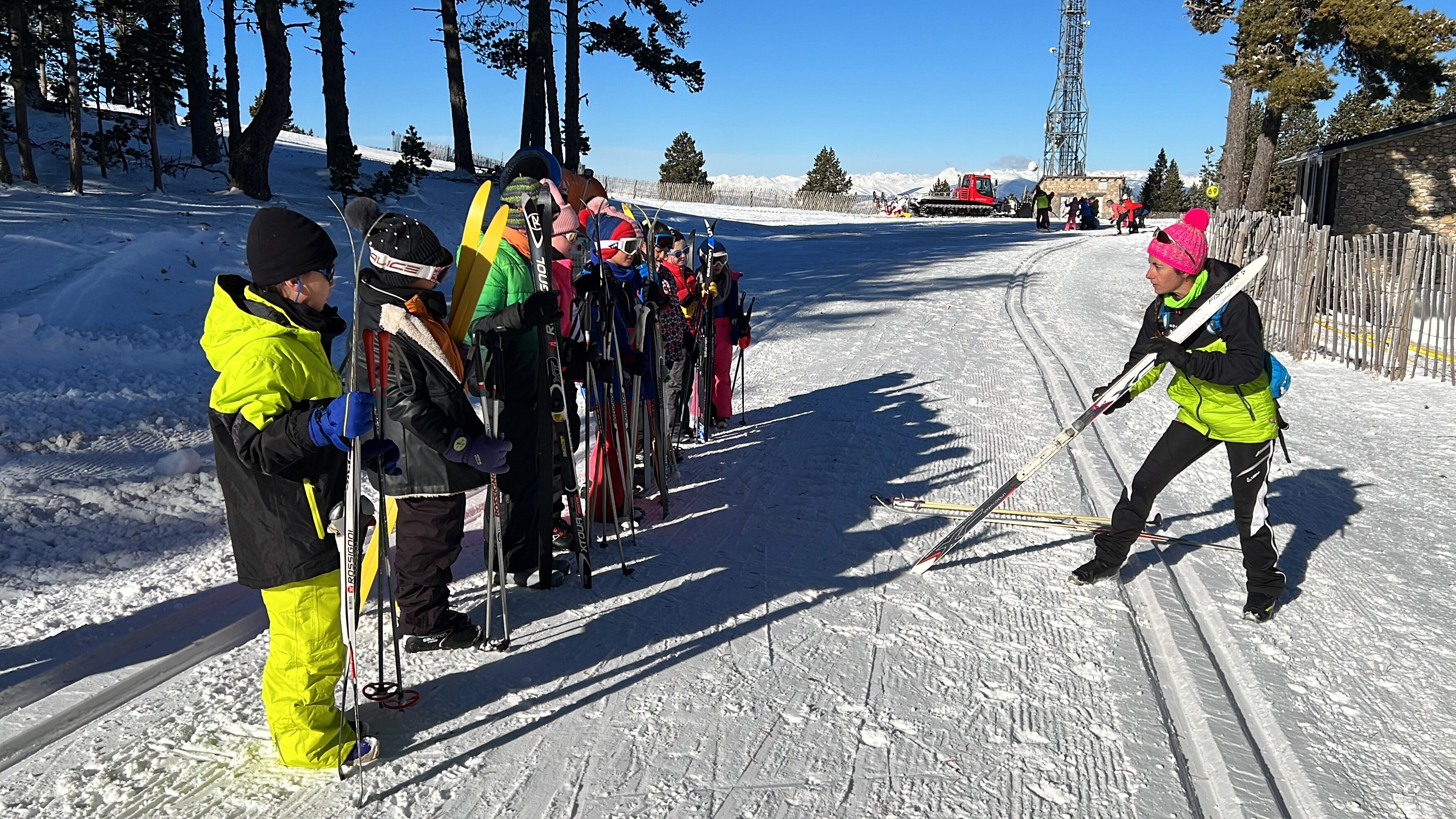 Foto d'arxiu d'una classe d'esquí nòrdic aquest hivern al Pirineu de Lleida. Foto: ACN.