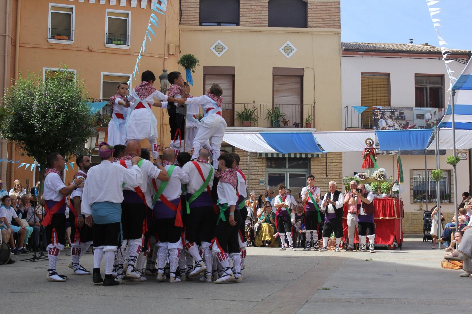 Danzantes de Sariñena en el día de San Antolín