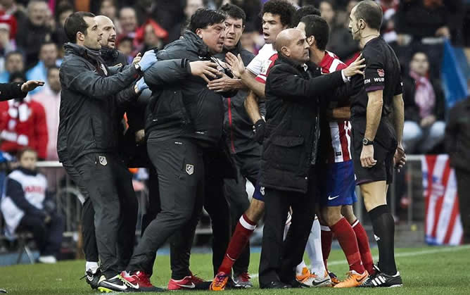 El segundo entrenador del Atlético de Madrid, Germán Mono Burgos, se encara con el árbitro Delgado Ferreiro durante el partido ante el Real Madrid en el Vicente Calderón.