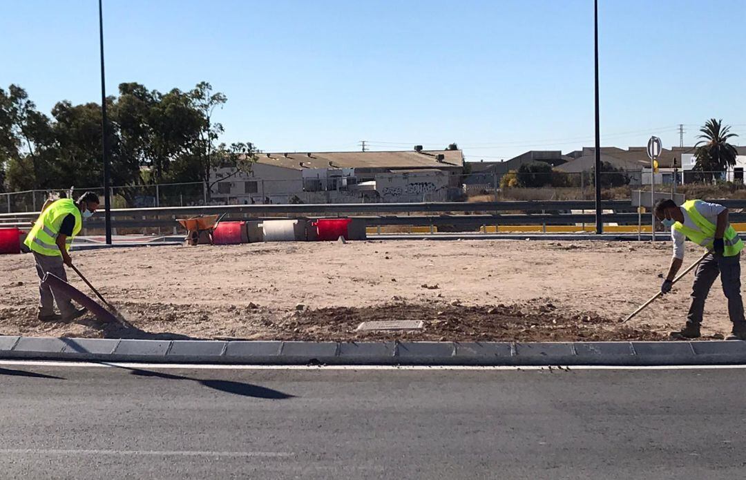 Operarios trabajando en el último tramo de la Vía Parque