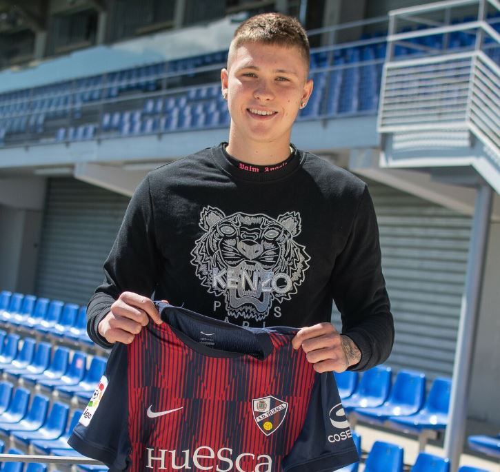 Diego Aznar posa con la camiseta de la SD Huesca