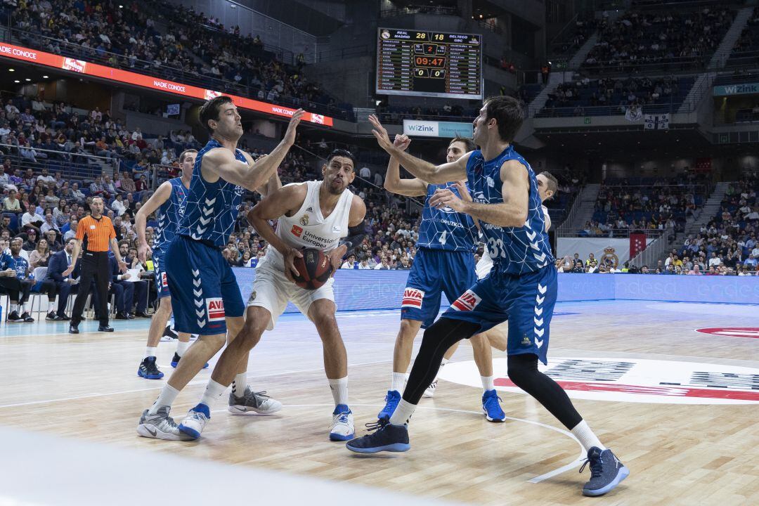 Choque entre Gipuzkoa Basket y Real Madrid.