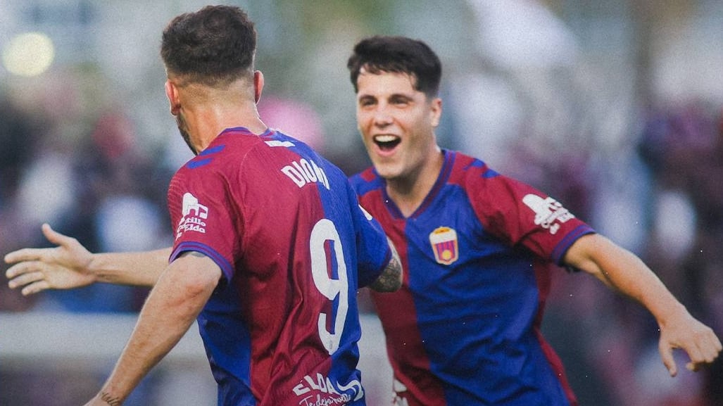 Marcos Bustillo celebra uno de los dos goles que le ha marcado al Marbella