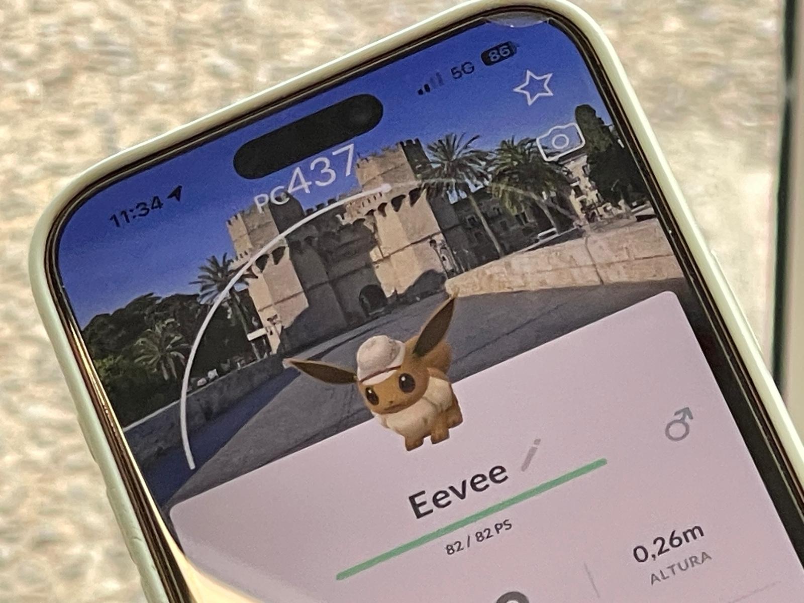 Un Eevee con el fondo de las Torres de Serranos, un sello digital que se ha convertido en una de las principales atracciones del Pokémon GO City Safari de València.