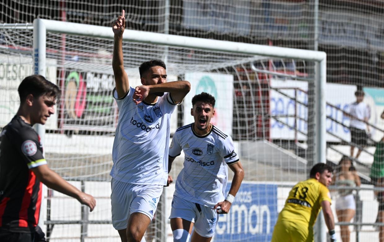 Diego Domínguez celebra uno de sus goles ante el Cabecense