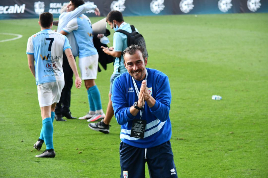 Yago Iglesias sonríe mientras que sus jugadores celebran el ascenso en segundo término