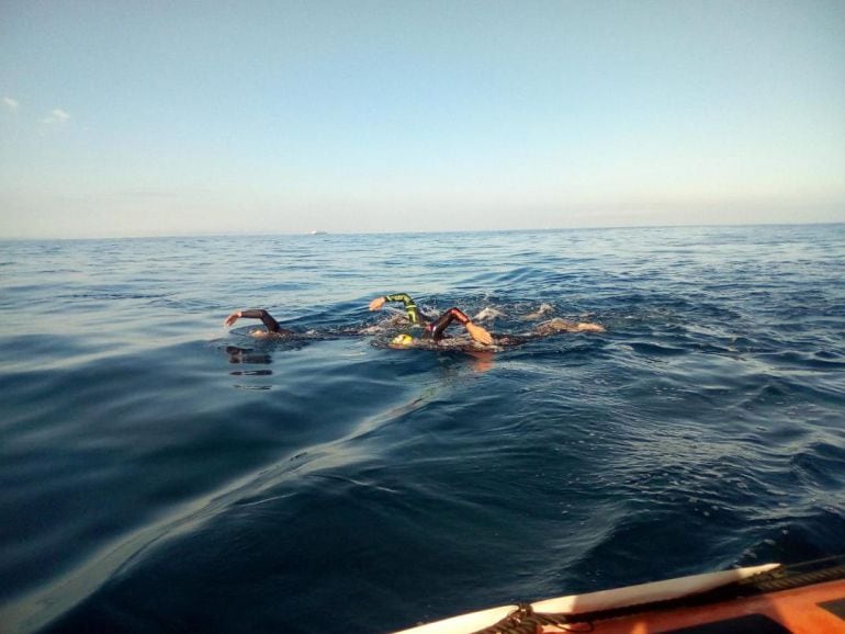 Los tres nadadores en un momento de la travesía del Estrecho