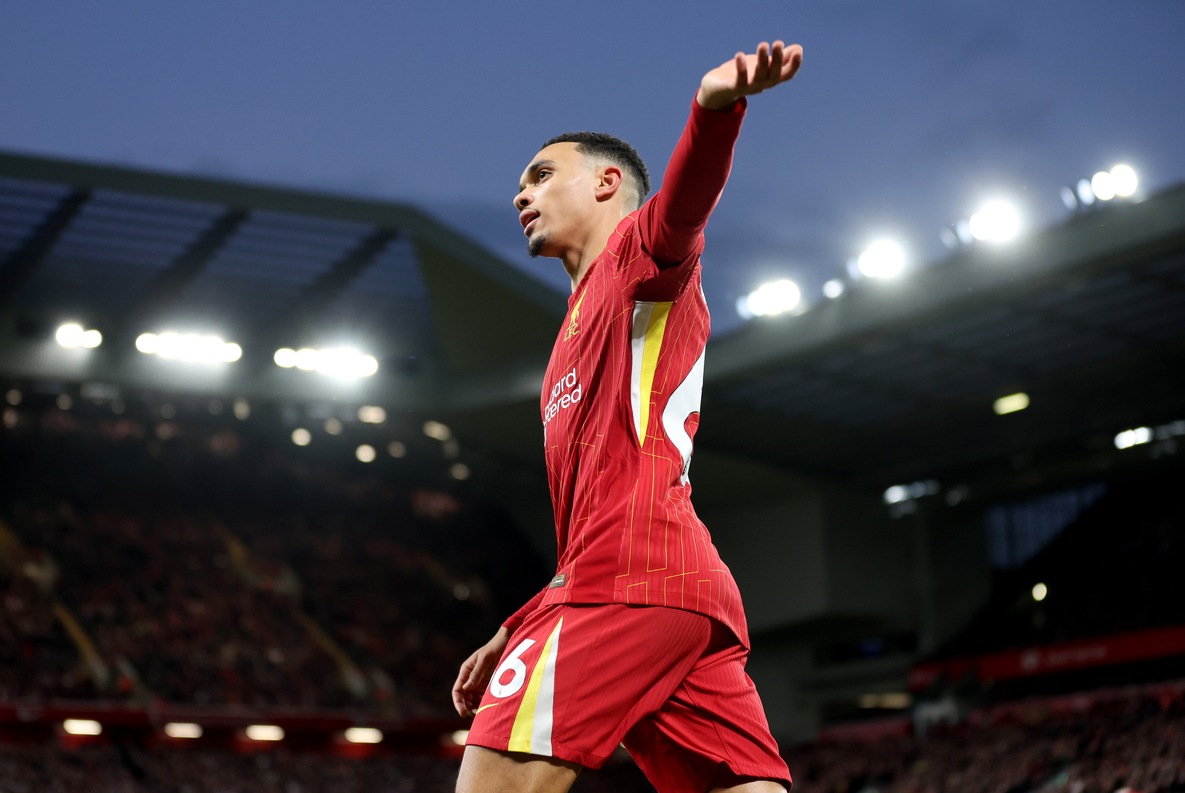 Alexander-Arnold alienta a los aficionados durante un partido del Liverpool FC