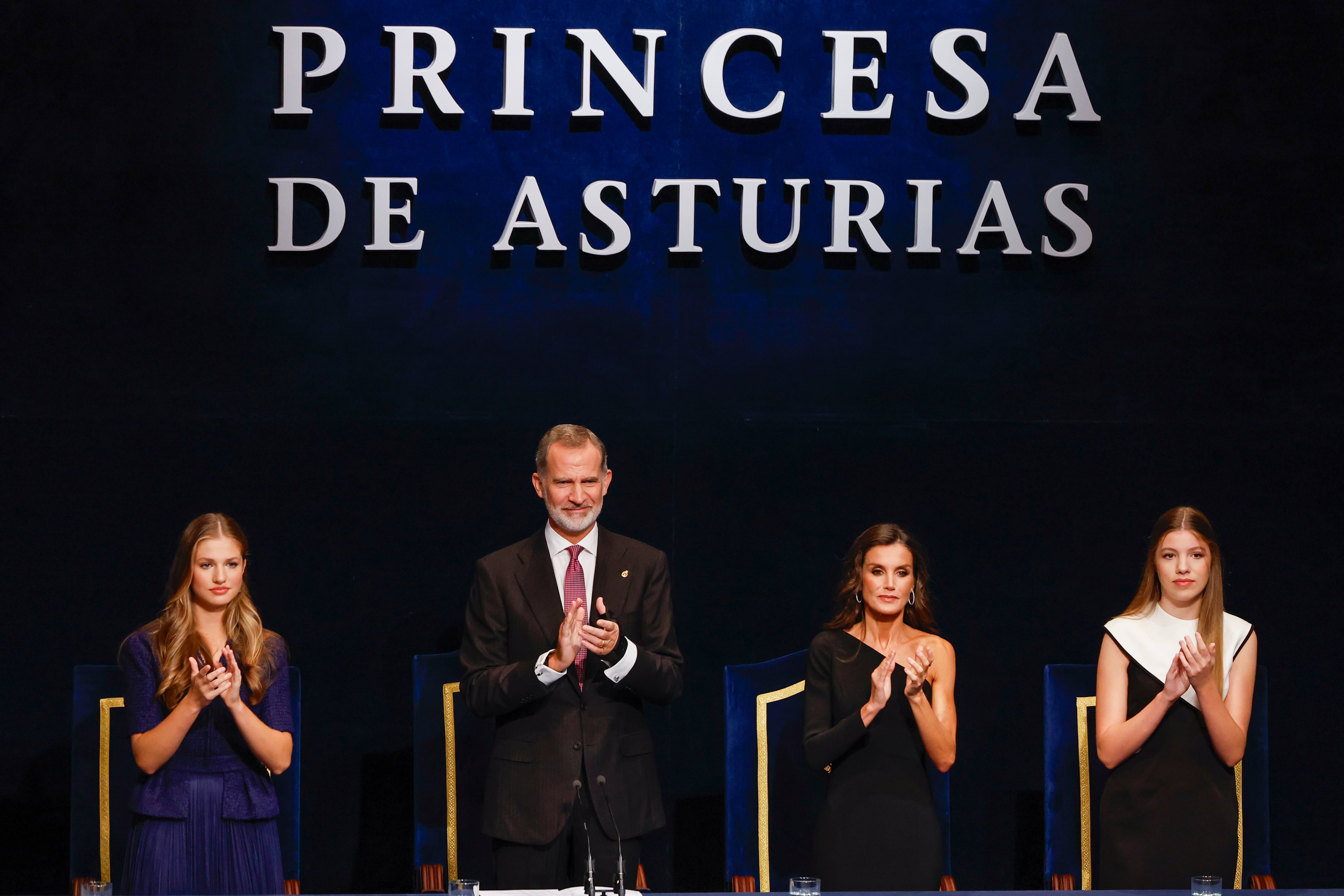 El Rey Felipe VI (c) preside junto a la reina Letizia, (2d) la Princesa Leonor (2i) y la infanta Sofía (d) la 43º edición de los Premios Princesa de Asturias, este viernes en el  Teatro Campoamor de Oviedo. EFE/ Chema Moya