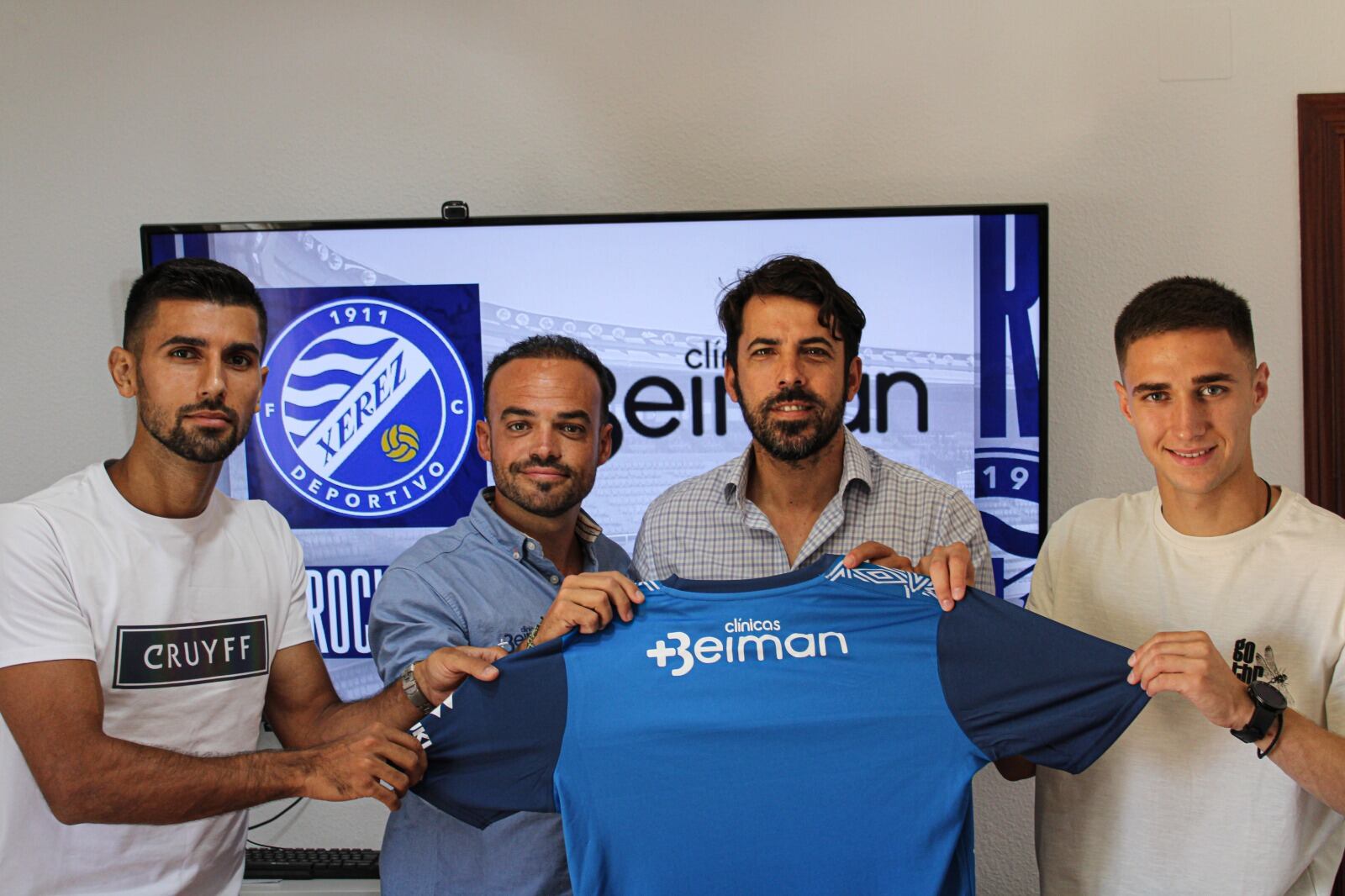 Los futbolistas con Edu Espada director deportivo del Xerez DFC