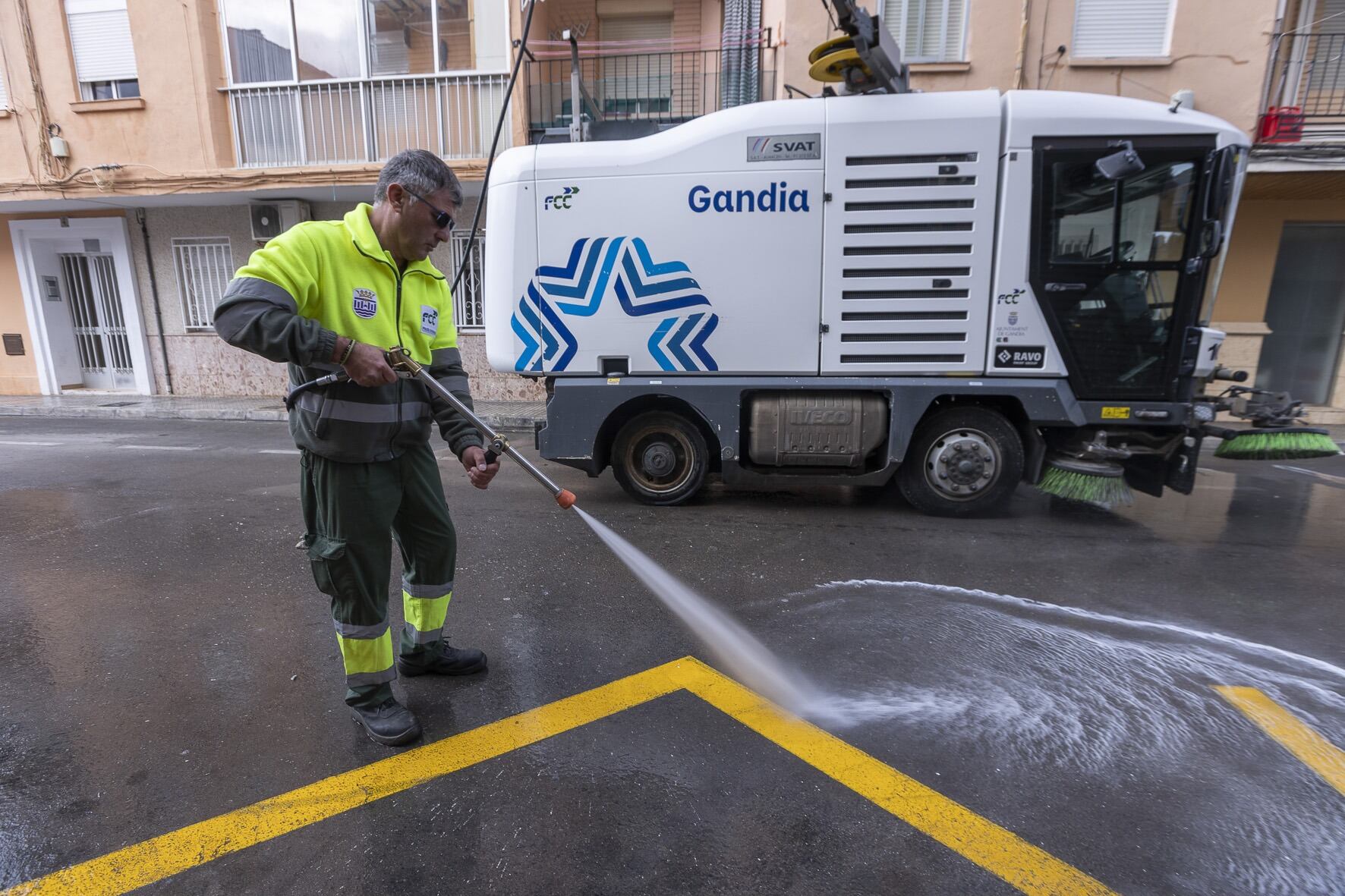 Un operario trabaja en la limpieza de calles en Gandia