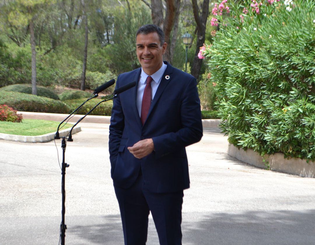 El presidente del Gobierno, Pedro Sánchez, en su comparecencia ante los medios tras despachar con el Rey en el Palacio de Marivent. 
 