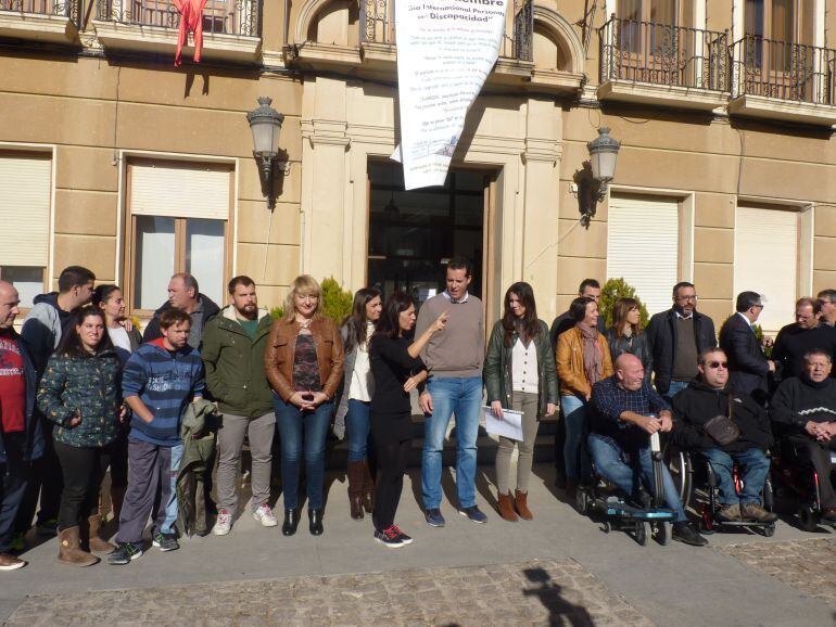 Lectura del Manifiesto del Día de la Discapacidad a las puertas del Ayuntamiento de Elda 