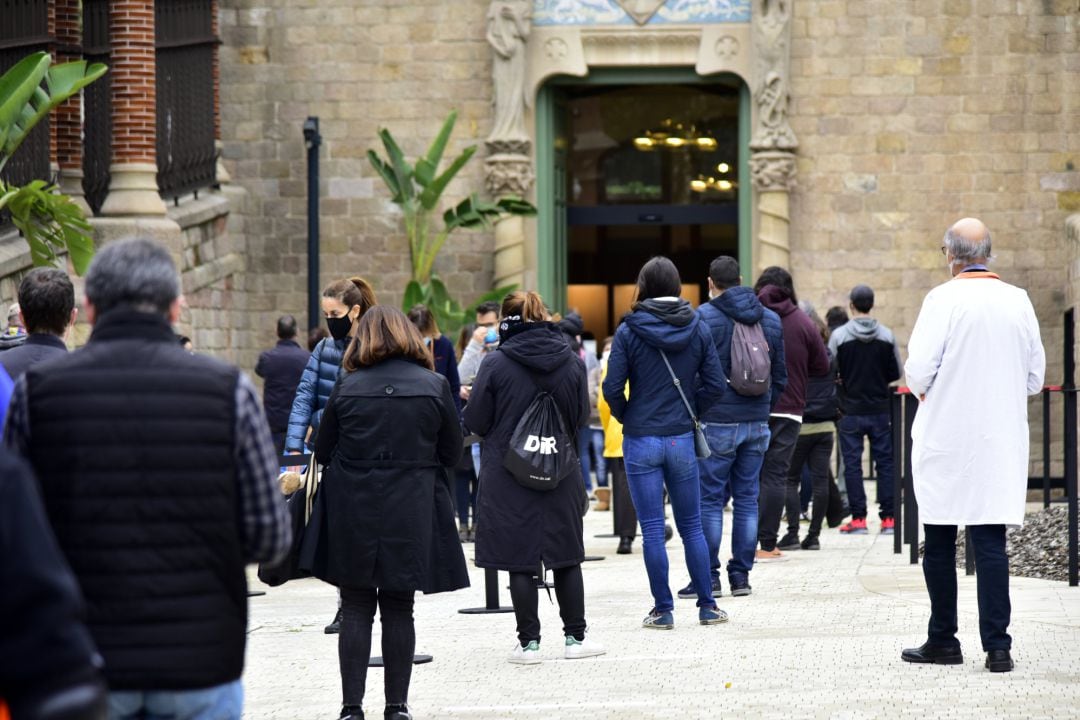Colas para realizar un cribado masivo en España.
