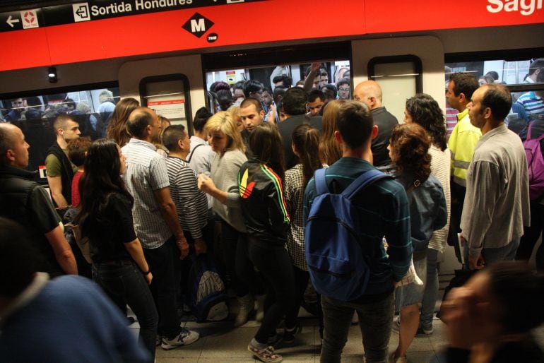 Usuaris del metro a un comboi de la línia 1 a l&#039;estació de la Sagrera durant la jornada de vaga del 30 de maig del 2016