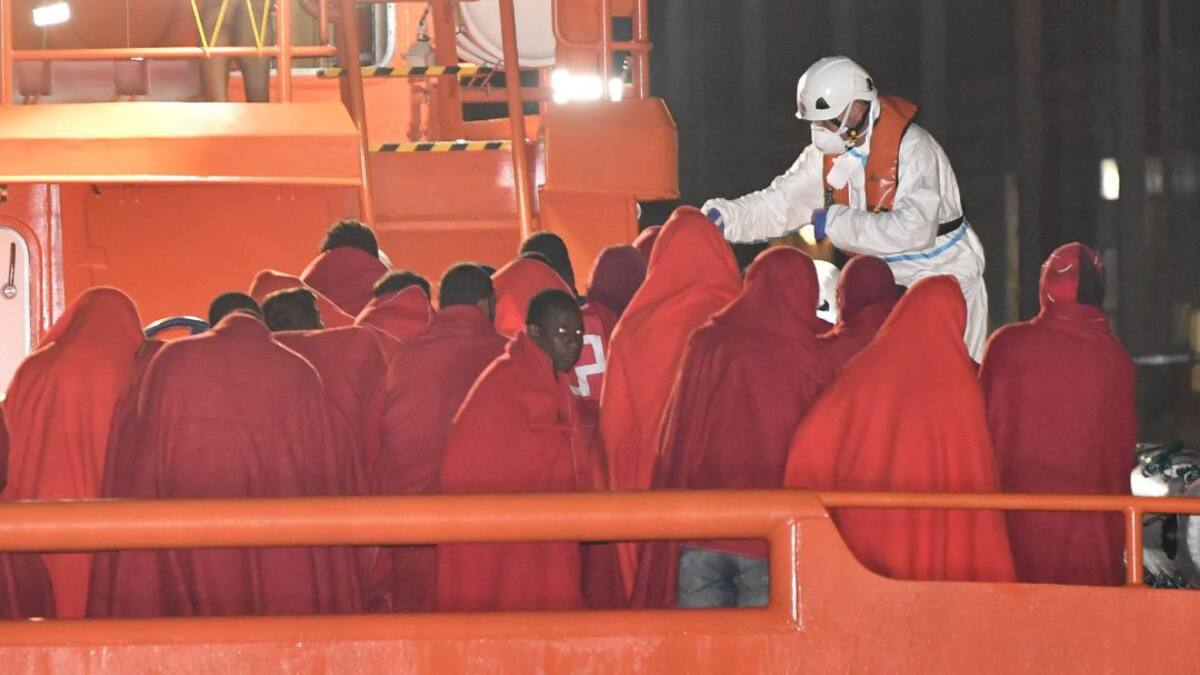 La Subdelegación estudia alojar a los migrantes llegados en patera en una caseta del recinto ferial