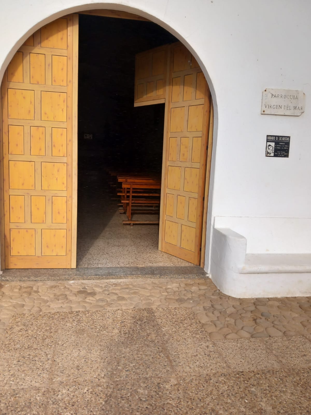 La puerta arrancada de la parroquia de la Virgen del Carmen de La Graciosa.