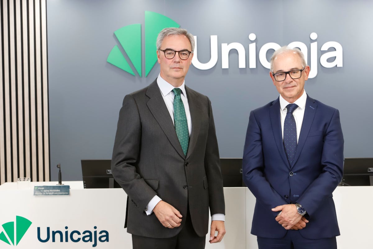 De izquierda a derecha, el presidente de Unicaja, José Sevilla, y el CEO, Isidro Rubiales