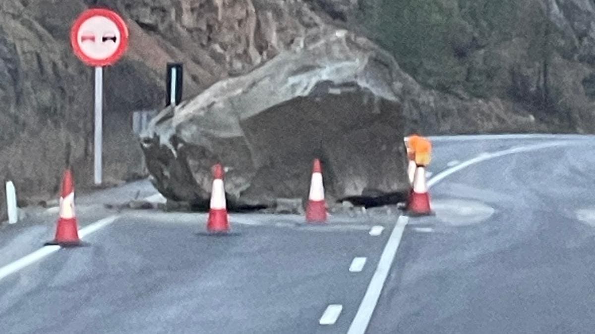 La carretera A-138 reabierta por completo tras la caída de una roca de grandes dimensiones cerca de Mipanas
