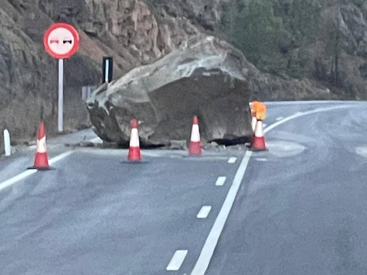 La carretera A-138 reabierta por completo tras la caída de una roca de grandes dimensiones cerca de Mipanas
