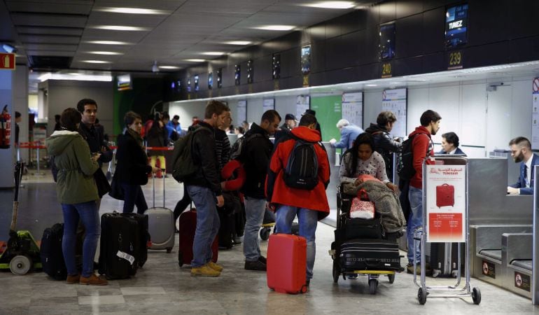 Colas en los mostradores de facturación en la términal 1 del aeropuerto Adolfo Suárez Madrid-Barajas.